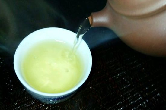 一天什么時(shí)候喝黑茶最好，喝黑茶一天最佳時(shí)間和季節