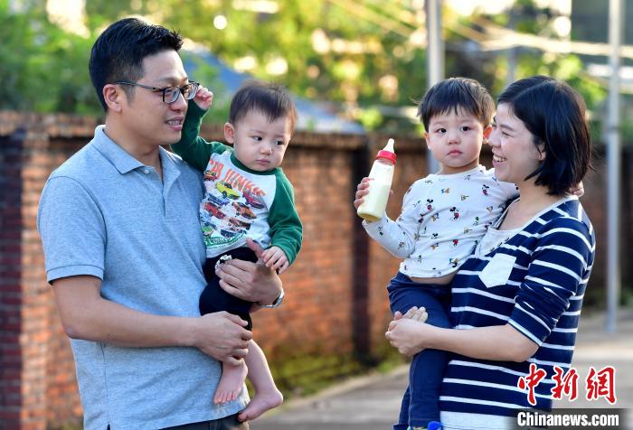 在長(cháng)汀這十年，張元豪也收獲了愛(ài)情。2015年，他與客家妹子董仁花組成了溫暖的小家庭，如今已經(jīng)有了兩個(gè)可愛(ài)的寶寶?！埍?攝