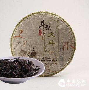 去年第一屆斗記百萬茶會上，有一款小樹茶，在盲品猜茶環(huán)節(jié)中難倒了一票資深茶友，出錯率超高。因為滋味清爽，協(xié)調(diào)適口，蜜香保留得非常好，許多人直接將其猜成了大樹茶。