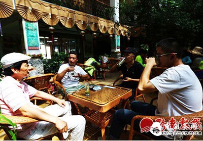 寧夏回族自治區(qū)銀川市，是中國古代絲綢之路的咽喉要地，東西方文明在這里匯聚、碰撞，創(chuàng)造了銀川獨(dú)特的燦爛文化，八寶蓋碗茶就是銀川獨(dú)特文化的代表之一。