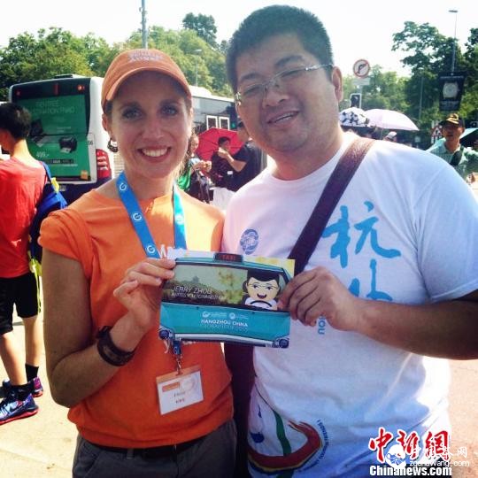 杭州大使周震向各國(guó)友人發(fā)出杭州的邀請(qǐng)函 Erika Ho　攝