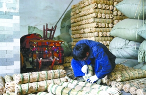 2015年，我國茶葉生產(chǎn)總規(guī)模繼續(xù)保持慣性擴(kuò)張態(tài)勢，茶葉生產(chǎn)結(jié)構(gòu)調(diào)整優(yōu)化，市場總需求放緩。有數(shù)據(jù)顯示，2015年我國58.3%的產(chǎn)區(qū)整體銷量下降或持平，41.7%的產(chǎn)區(qū)銷量有所增長；92%的產(chǎn)區(qū)高檔茶銷售量下降，下降幅度10%-20%不等。圖為&ldquo;茶鄉(xiāng)&rdquo;湖南某茶葉工廠，工人正在包裝茶葉。本報記者 馬志強(qiáng)攝影報道