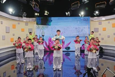 曾小龍帶領(lǐng)小徒弟們表演精湛才藝。