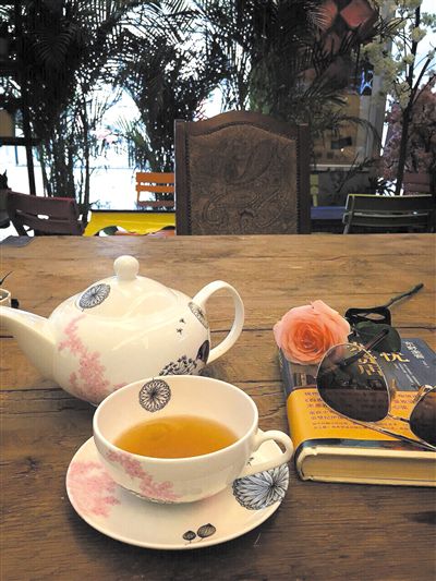 春節(jié)，陜茶迎來了開門紅，不論是春茶、綠茶、茯茶還是紅茶都顯現(xiàn)出未來一片大好的景象。面對這樣的現(xiàn)象，陜茶如何穩(wěn)中求進(jìn)步，成為了陜茶產(chǎn)業(yè)內(nèi)值得大家思考的話題。