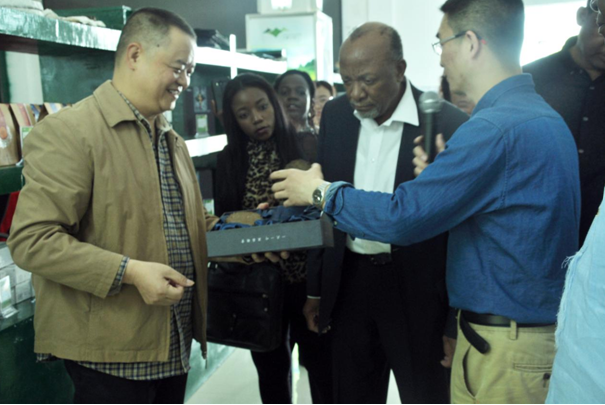 納米比亞總書記南戈洛姆奔巴考察一天一葉產(chǎn)品