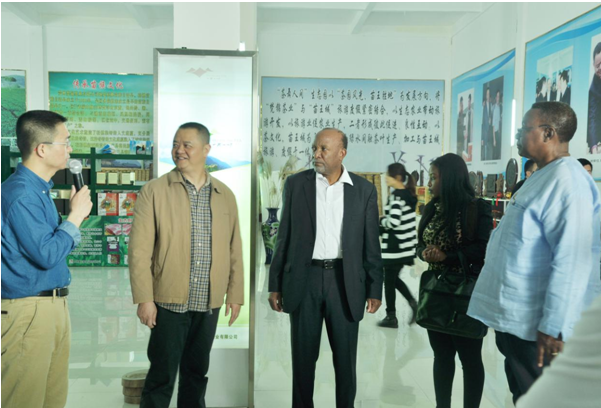 納米比亞總書記南戈洛姆奔巴考察一天一葉產(chǎn)品