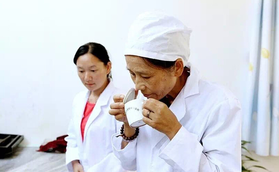 &ldquo;茶媽媽&rdquo;審評茶樣