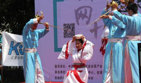 成都站，中和職中的同學(xué)們表演茶藝。