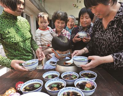 喝&ldquo;七家茶&rdquo;、掛咸鴨蛋，老蘇州過(guò)立夏節(jié)氣有很多有趣的講究，但這種傳統(tǒng)對(duì)小蘇州、新蘇州來(lái)說(shuō)卻有些陌生。趁著立夏時(shí)節(jié)，來(lái)自蘇州市姑蘇區(qū)滄浪亭社區(qū)的陸怡和朱秀娟兩位老蘇州精心準(zhǔn)備了&ldquo;七家茶&rdquo;，邀請(qǐng)左鄰右舍來(lái)嘗嘗&ldquo;老味道&rdquo;。