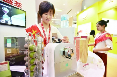 自動(dòng)化的茶飲機(jī)讓喝茶如同喝咖啡般簡(jiǎn)單。記者詹松 攝