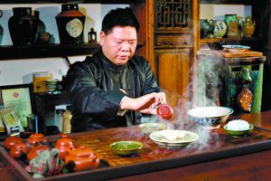 葉漢鐘身心都沉浸在泡茶、品茶的樂(lè)趣中。
