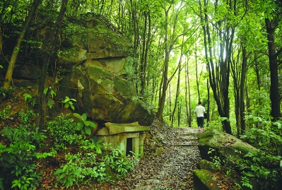 古道邊上供沿途旅客祈求平安的土地公小廟。何東方 攝