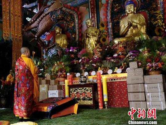 云南昆明圓通禪寺29日舉行&ldquo;一念三千茶奉獻(xiàn)祈福大法會(huì)&rdquo;。　楊培成 攝
