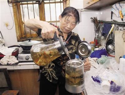 黎婆婆在家為游人準(zhǔn)備茶水。