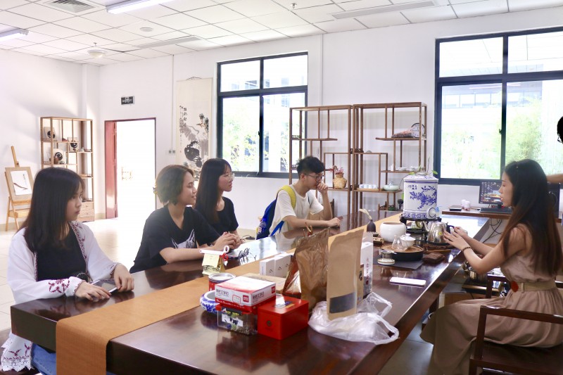 團(tuán)隊(duì)采訪安溪茶學(xué)院茶社社長(zhǎng)