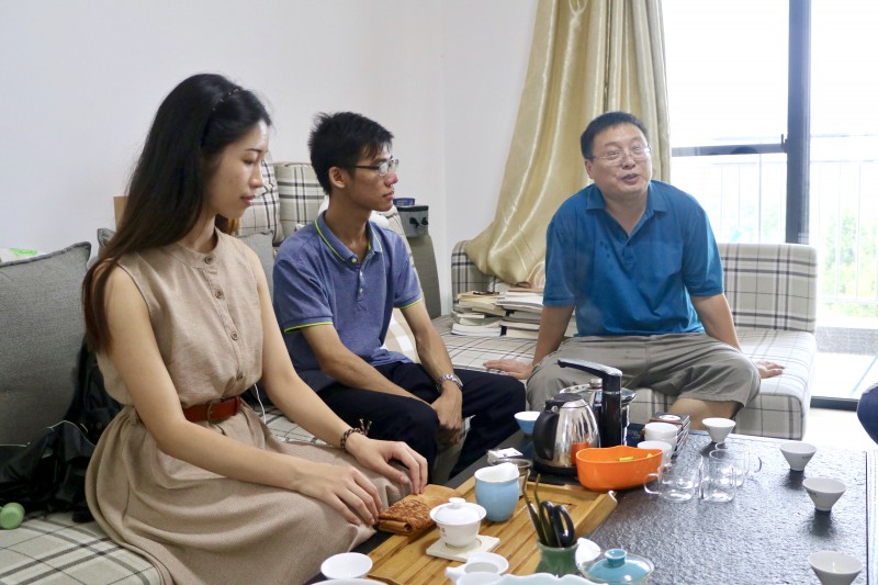 與隊(duì)員們交談中的張端陽(yáng)老師