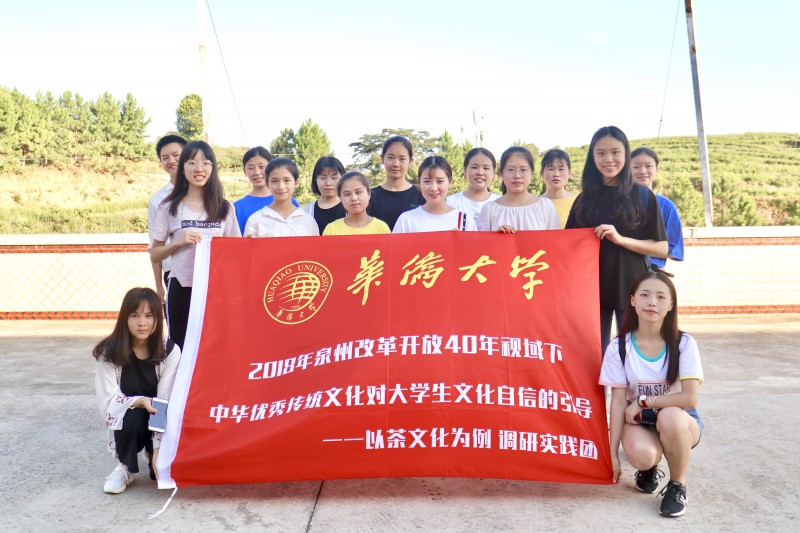 團(tuán)隊(duì)與參與培訓(xùn)會(huì)的員工合影