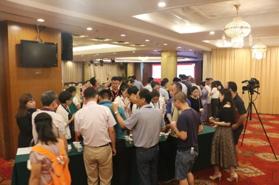 ▲現(xiàn)場品鑒陳年正山小種紅茶